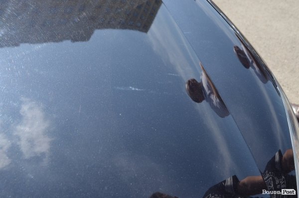 На стоянці біля «Нової лінії» «пофарбували» машини. ФОТО