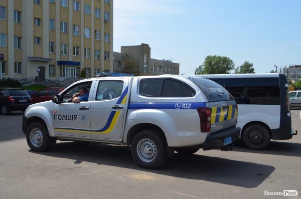 На стоянці біля «Нової лінії» «пофарбували» машини. ФОТО