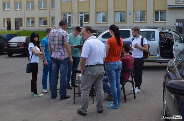 На стоянці біля «Нової лінії» «пофарбували» машини. ФОТО