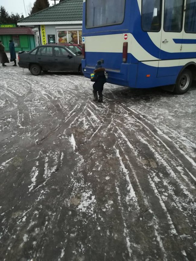 Автостанція у волинському селищі перетворилася на ковзанку. ФОТО