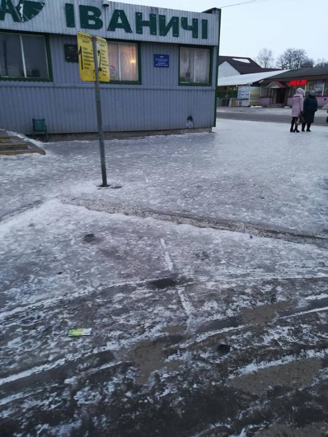 Автостанція у волинському селищі перетворилася на ковзанку. ФОТО