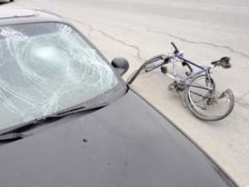 У Луцьку велосипедист зʼїхав із гірки прямо під колеса авто