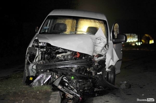 Аварія у Луцьку: машина розтрощила стовп, вулиця – без світла. ФОТО. ВІДЕО