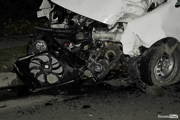 Аварія у Луцьку: машина розтрощила стовп, вулиця – без світла. ФОТО. ВІДЕО