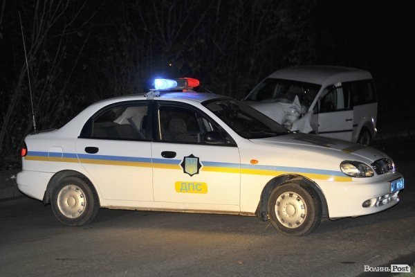 Аварія у Луцьку: машина розтрощила стовп, вулиця – без світла. ФОТО. ВІДЕО