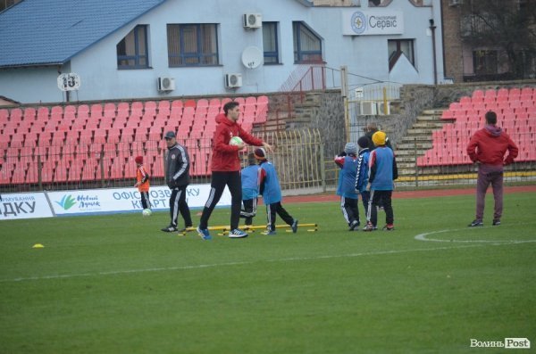  Маленькі лучани тренувались на одному полі з відомими футболістами. ФОТО