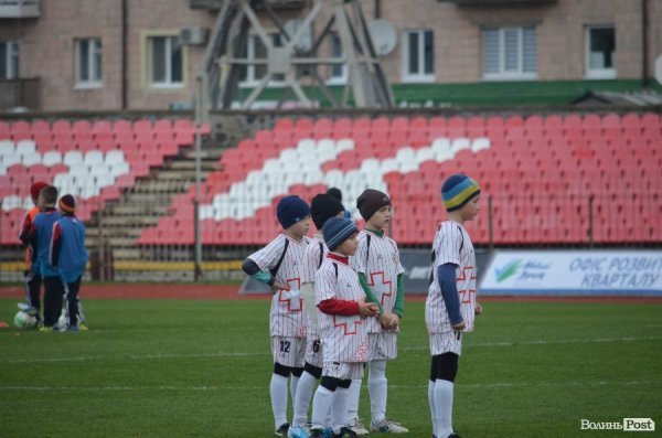  Маленькі лучани тренувались на одному полі з відомими футболістами. ФОТО