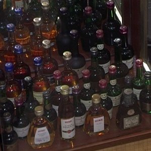 Волинянин колекціонує алкоголь в міні-пляшках. ФОТО