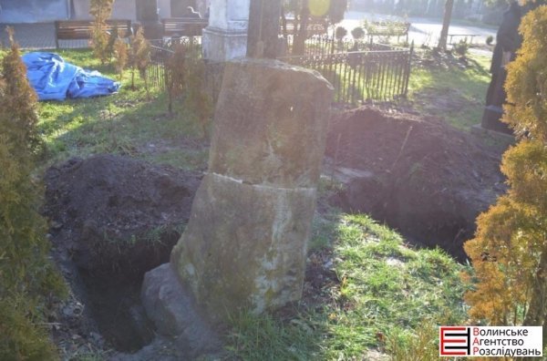 «Таємничі» роботи біля Свято-Троїцького собору в Луцьку. ФОТО