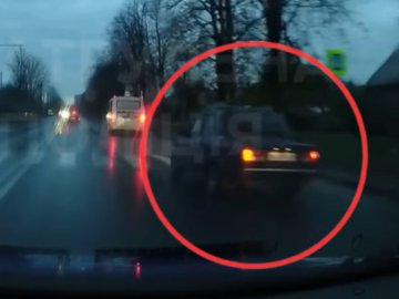 У Луцьку п'яний водій «підрізав» авто поліцейських. ВІДЕО