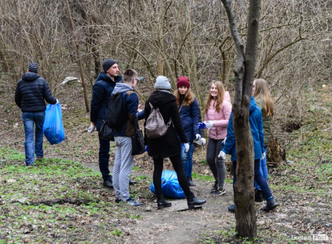У джинсах та рукавичках: як Савченко зі студентами збирав сміття. ФОТО