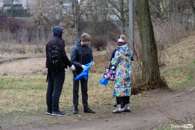 У джинсах та рукавичках: як Савченко зі студентами збирав сміття. ФОТО