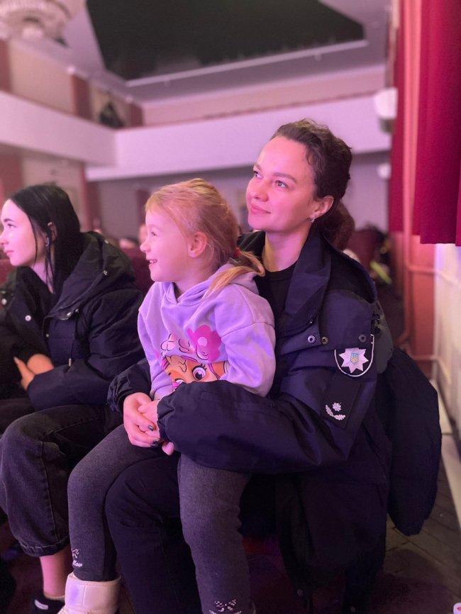 Подарували дітям казку: луцькі театрали зі святковою виставою відвідали найвіддаленіші куточки Волині