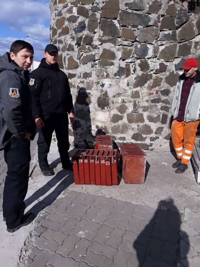 Вкрадені наркоманами у Луцьку поштові скриньки повернули власникам. ФОТО