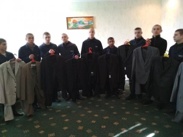 На Волині вихованцям колонії подарували ділові костюми. ФОТО