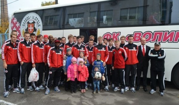  Футболісти  «Волині» подивилися, як печуть хліб. ФОТО