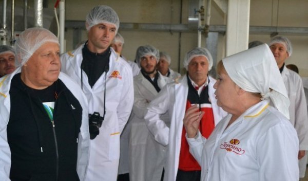  Футболісти  «Волині» подивилися, як печуть хліб. ФОТО