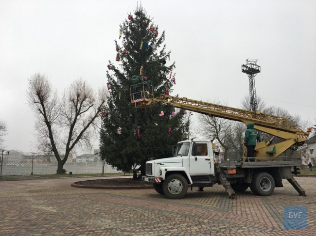 Головну ялинку Нововолинська прикрасили іграшками, які зробили діти. ФОТО
