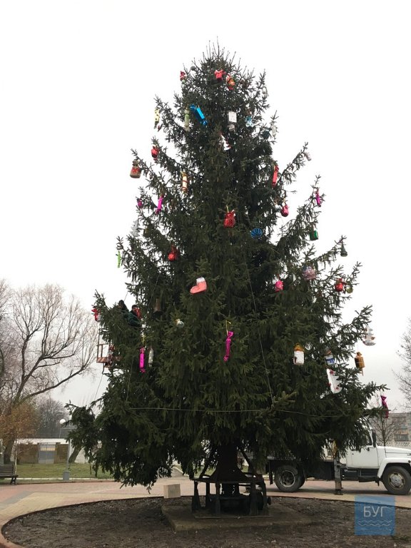 Головну ялинку Нововолинська прикрасили іграшками, які зробили діти. ФОТО