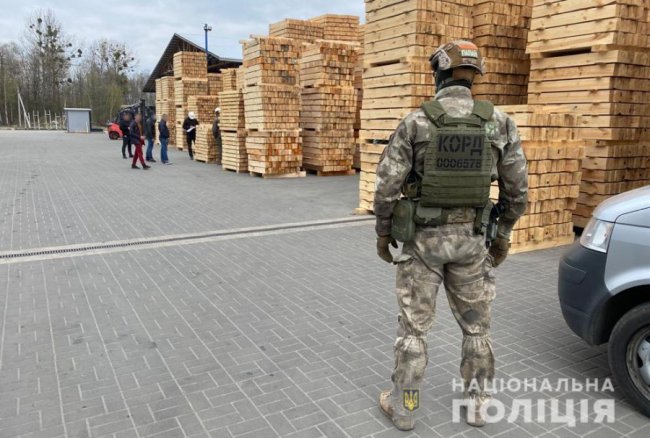 На волинському підприємстві під час обшуку знайшли понад 100 «кубів» незаконного лісу
