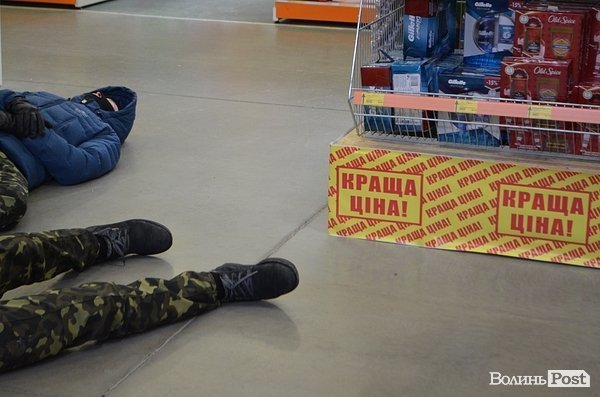 У Луцьку пікетували «Епіцентр». ФОТО