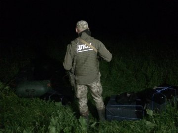 На Волині затримали човен з контрабандними цигарками. ФОТО