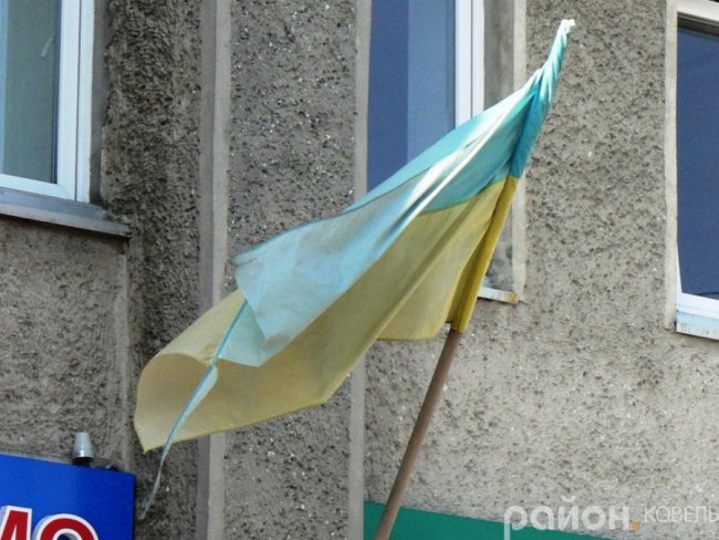 На будівлю ковельської поліклініки вивісили порваний державний прапор України