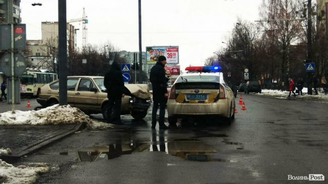 Аварія в Луцьку: на перехресті зіткнулися два Volkswagen Passat. ФОТО