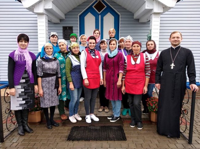 Волинський священик показав, як прихожани наводять лад у храмі. ФОТО