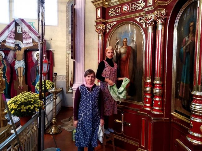 Волинський священик показав, як прихожани наводять лад у храмі. ФОТО