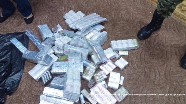 У потязі «Київ-Варшава» пасажири хотіли перевезти 36 тисяч таблеток. ФОТО