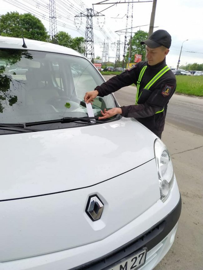 Луцькі муніципали наводили лад на авторинку