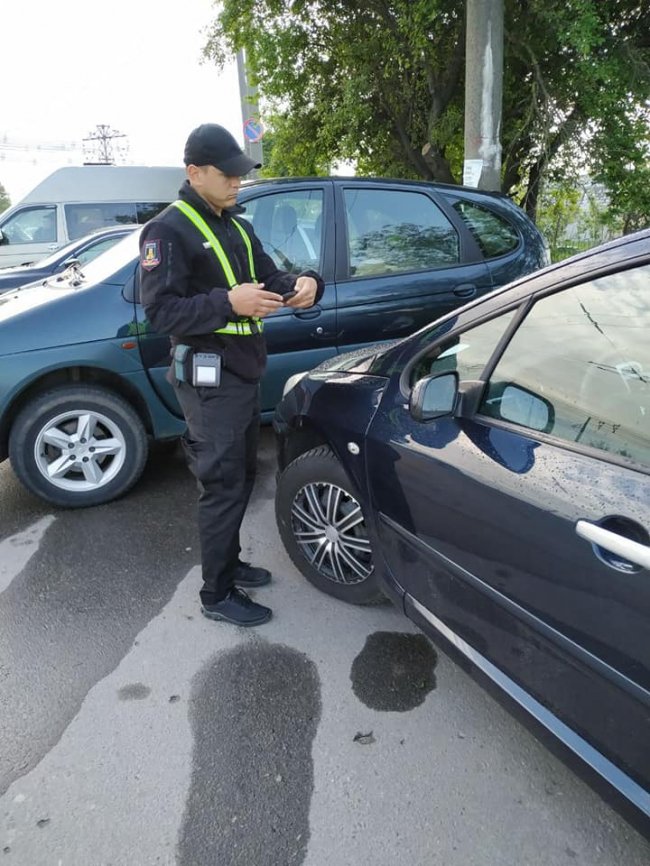 Луцькі муніципали наводили лад на авторинку