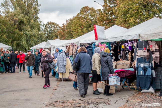 Від білизни до шикарних шуб: у Луцьку – Харківський ярмарок. ФОТО