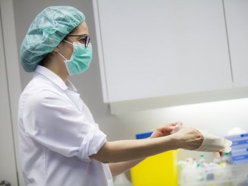 Лікарям підвищили мінімальну зарплату до 20 тисяч гривень