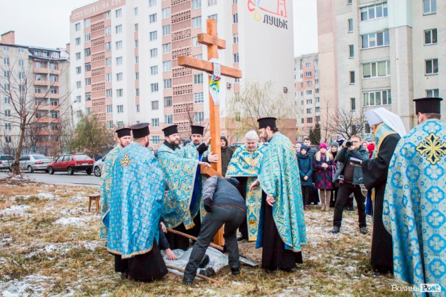 У Луцьку освятили хрест під будівництво дитячої церкви. ФОТО