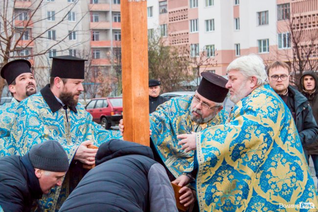 У Луцьку освятили хрест під будівництво дитячої церкви. ФОТО
