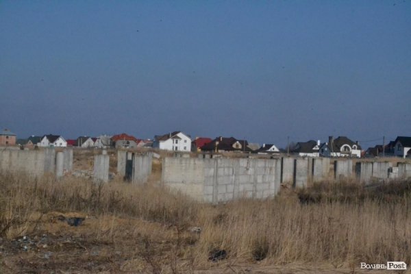 У Луцьку біля школи розпочали будувати нову висотку. ФОТО