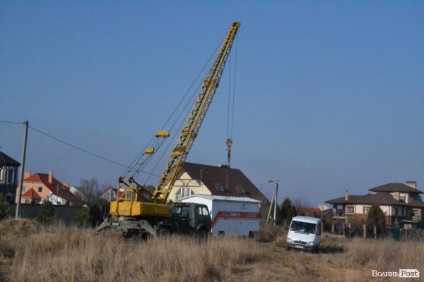 У Луцьку біля школи розпочали будувати нову висотку. ФОТО