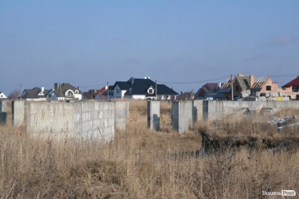 У Луцьку біля школи розпочали будувати нову висотку. ФОТО