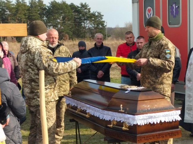 Пів року вважався зниклим безвісти: на Волині поховали Героя Олега Верешка