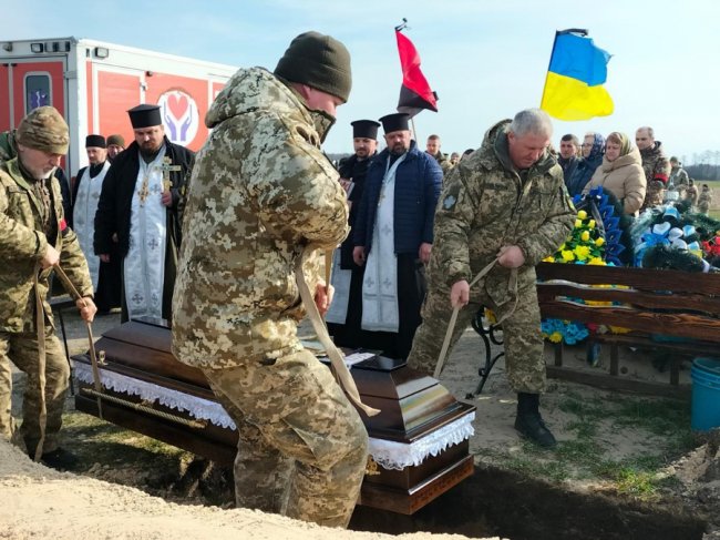 Пів року вважався зниклим безвісти: на Волині поховали Героя Олега Верешка