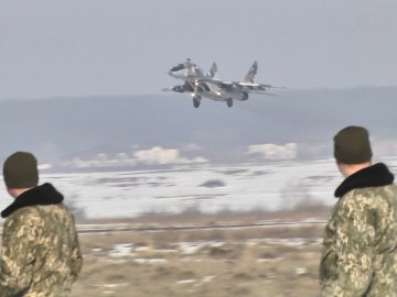 У небі на Луцьком авіатори Севастопольської бригади проводять навчальні польоти. ВІДЕО