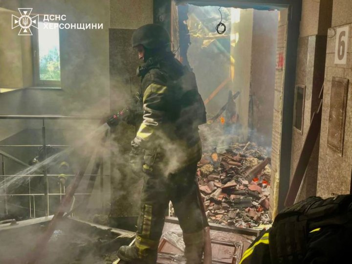 Росіяни вдарили дроном по багатоповерхівці у Херсоні