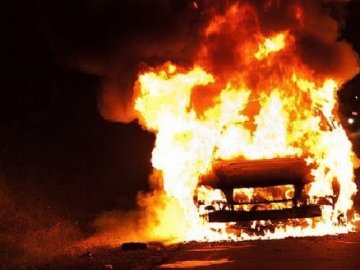 Лучанин через ревнощі облив бензином і спалив чужий автомобіль 