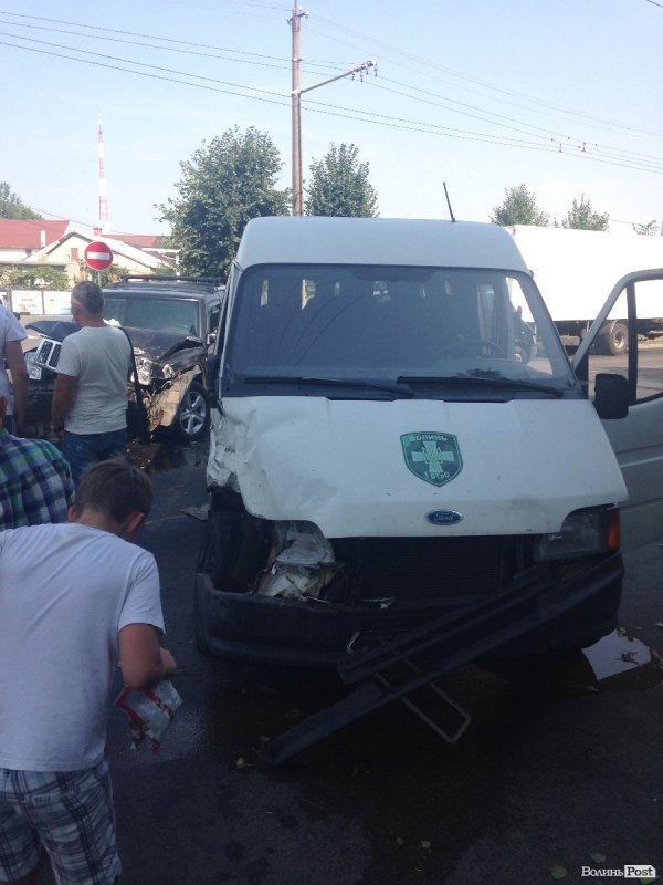 ДТП у Луцьку: дорогу не поділили бус та позашляховик. ФОТО