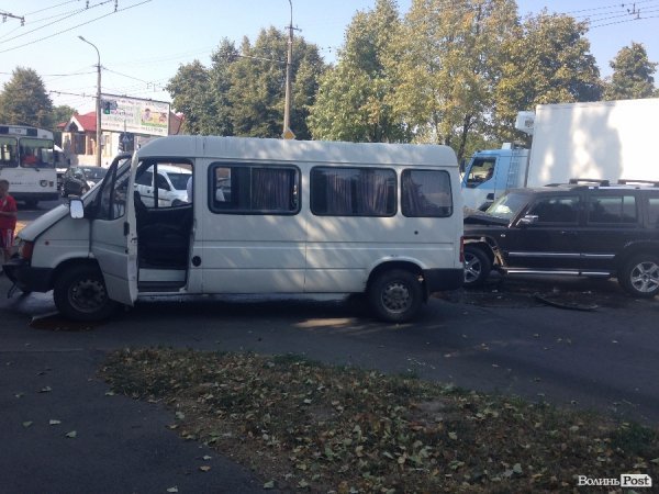 ДТП у Луцьку: дорогу не поділили бус та позашляховик. ФОТО