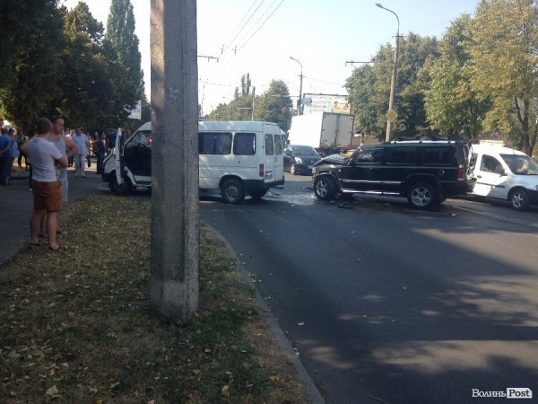 ДТП у Луцьку: дорогу не поділили бус та позашляховик. ФОТО