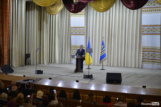 Томос, селфі та колядки: Петро Порошенко на Волині. ФОТОРЕПОРТАЖ
