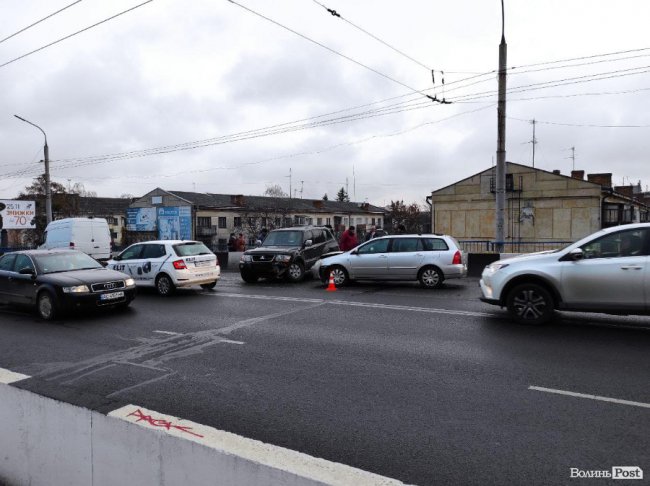 На мосту, що з’єднує Перемоги і Соборності, – аварія: рух ускладнений 